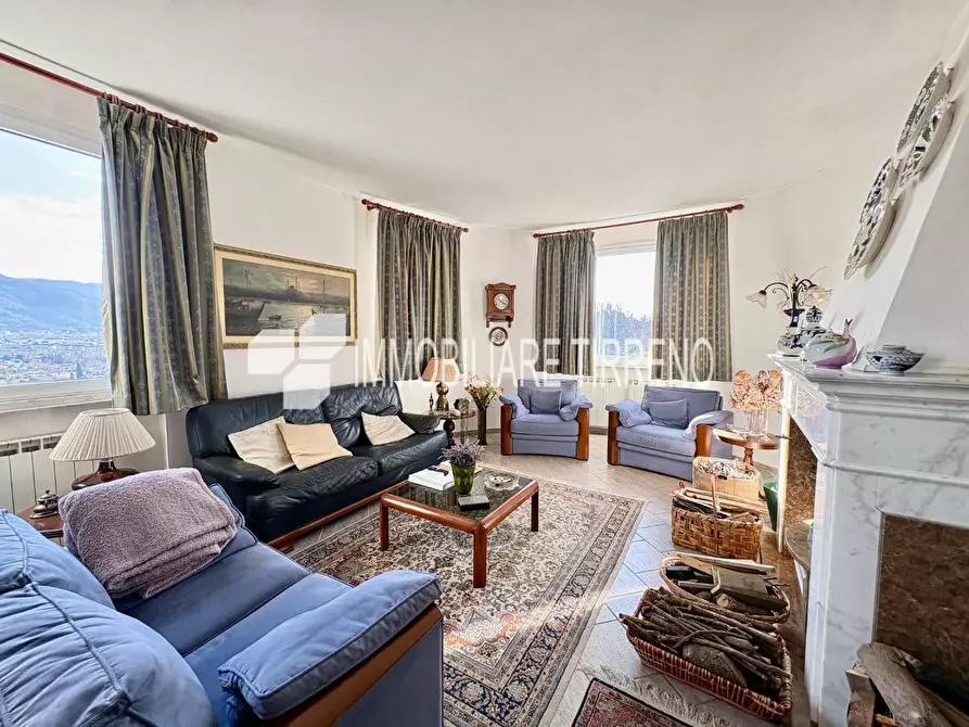 Immagine 10 di Villa in vendita  a Massa