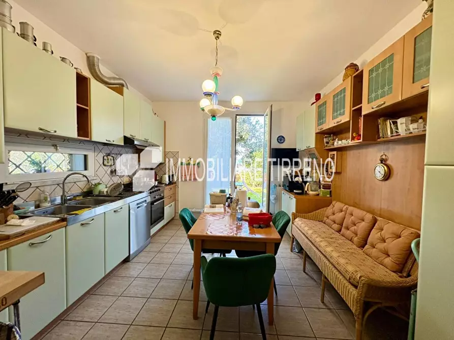 Immagine 12 di Villa in vendita  a Massa