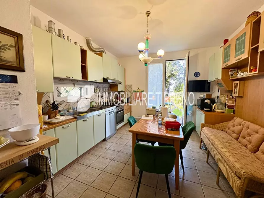 Immagine 11 di Villa in vendita  a Massa