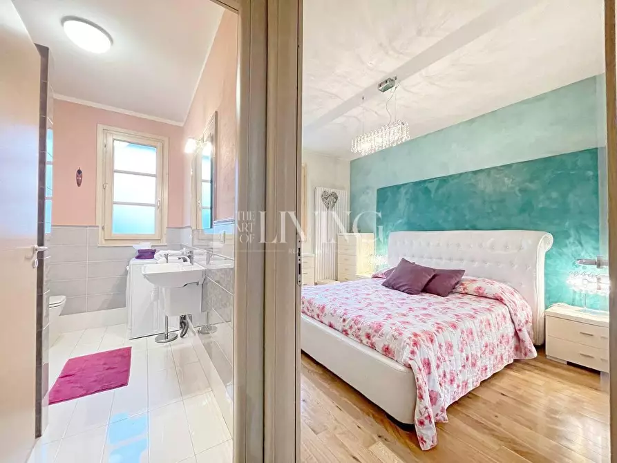 Immagine 7 di Appartamento in vendita  a Lucca