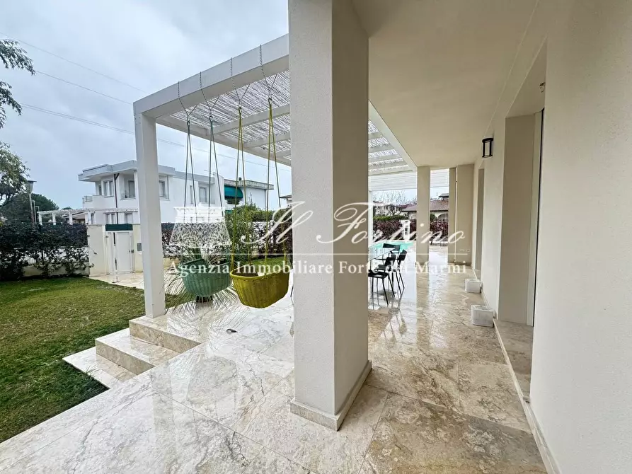 Immagine 2 di Villa in vendita  a Forte Dei Marmi