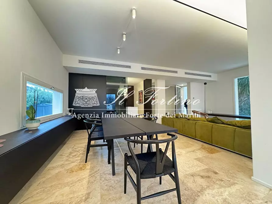 Immagine 10 di Villa in vendita  a Forte Dei Marmi