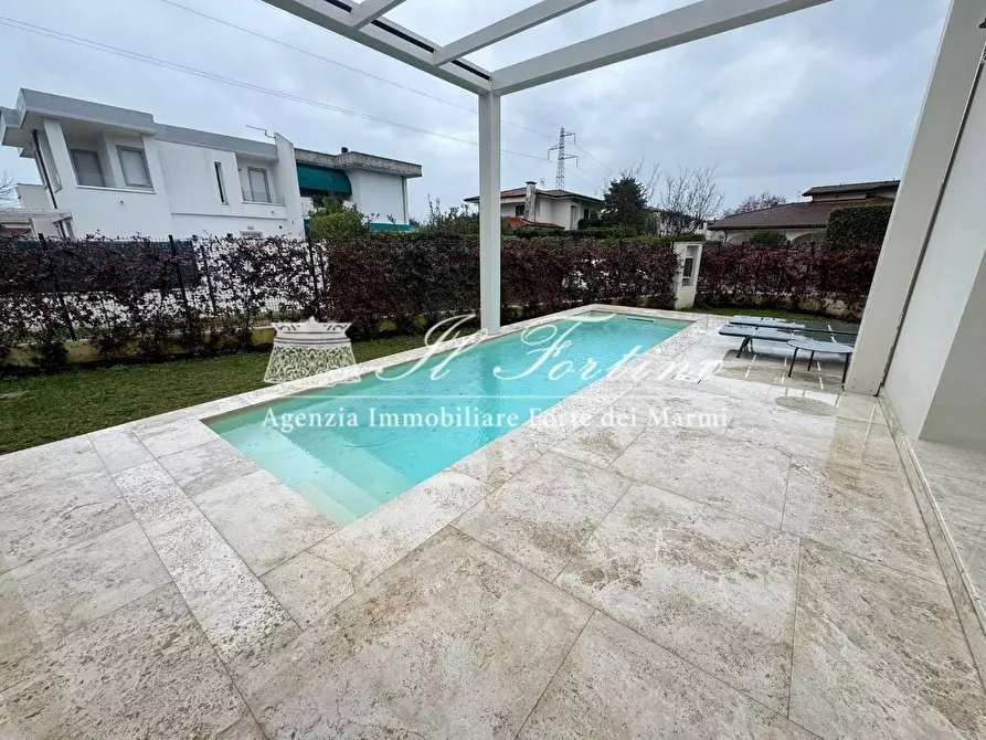 Immagine 5 di Villa in vendita  a Forte Dei Marmi
