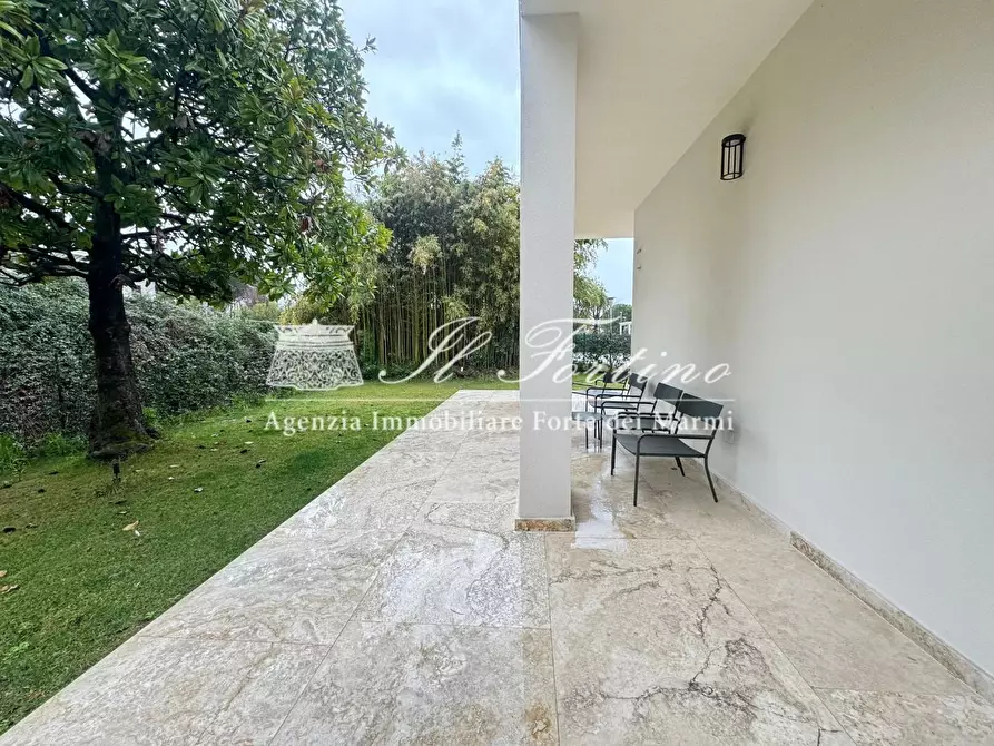 Immagine 6 di Villa in vendita  a Forte Dei Marmi
