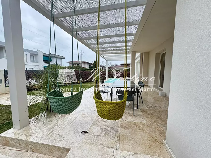 Immagine 3 di Villa in vendita  a Forte Dei Marmi