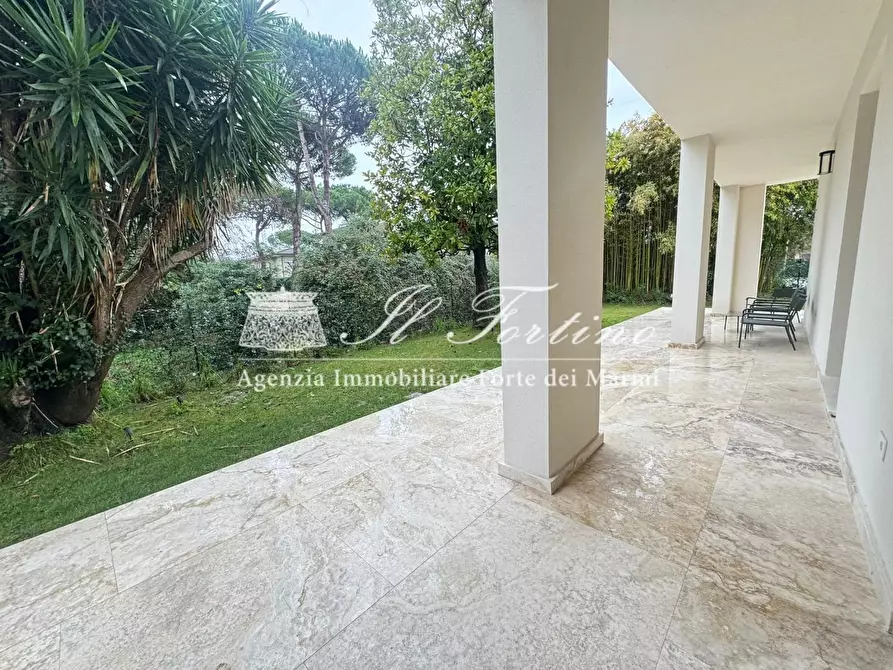 Immagine 7 di Villa in vendita  a Forte Dei Marmi