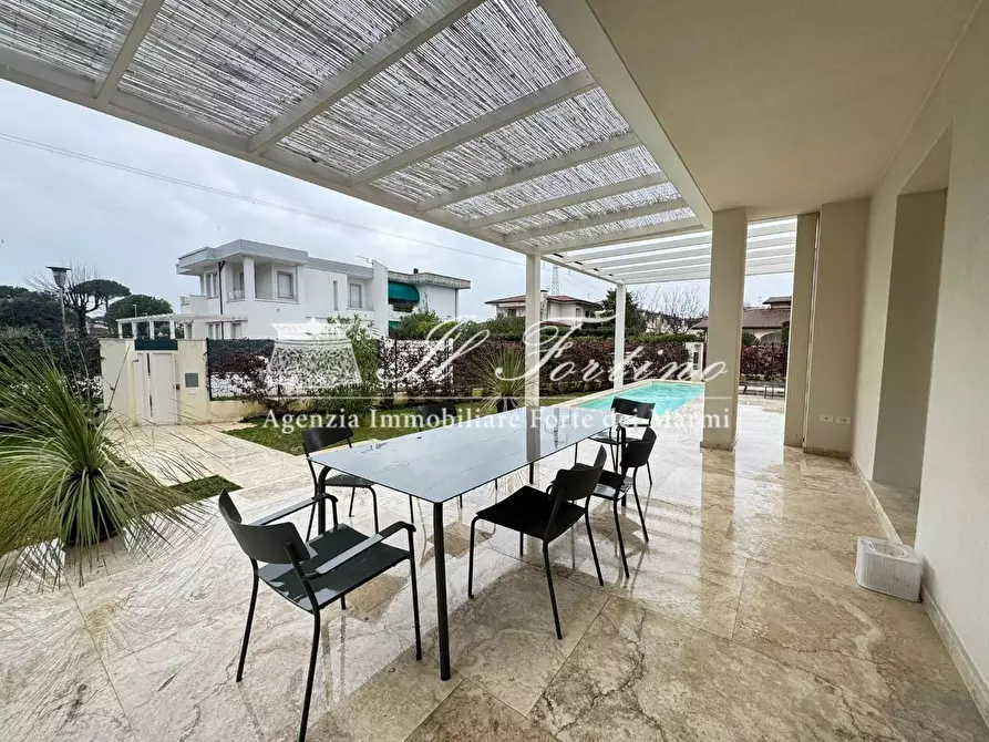 Immagine 4 di Villa in vendita  a Forte Dei Marmi