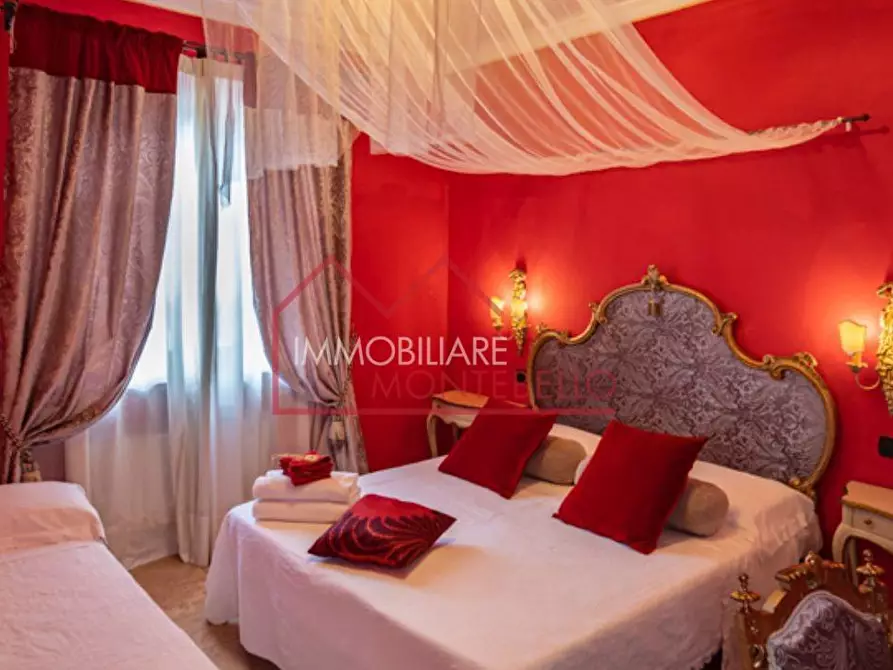 Immagine 52 di Villa in vendita  a Camaiore