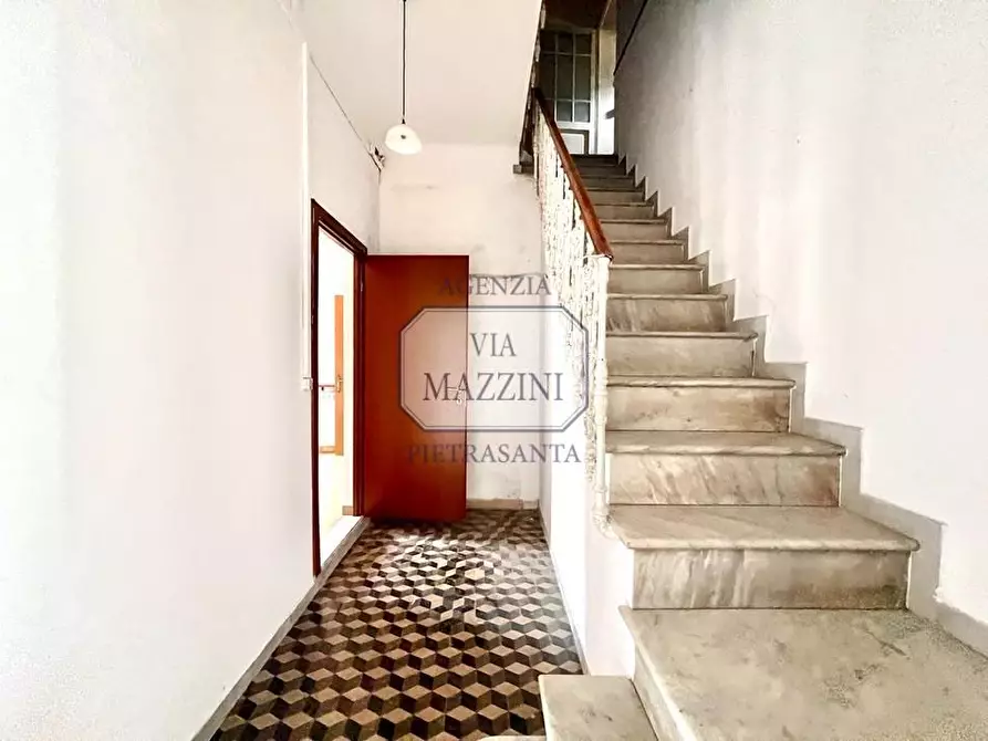 Immagine 6 di Appartamento in vendita  a Pietrasanta
