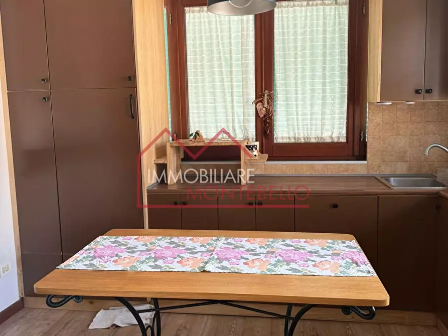 Immagine 2 di Porzione di casa in vendita  a Camaiore