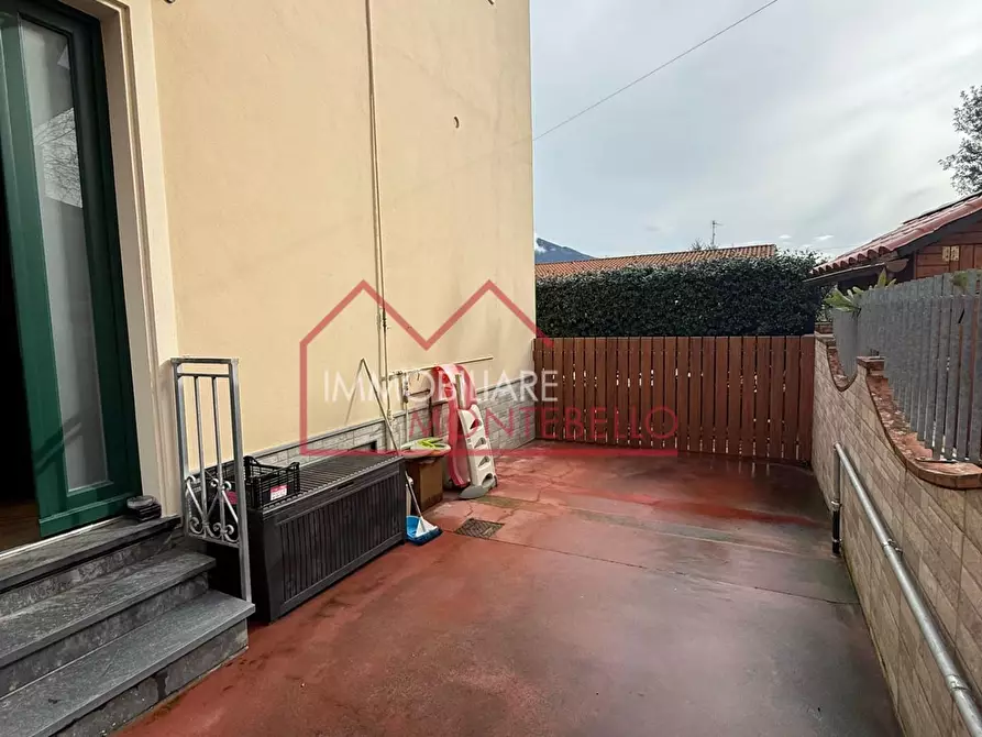 Immagine 3 di Porzione di casa in vendita  a Camaiore