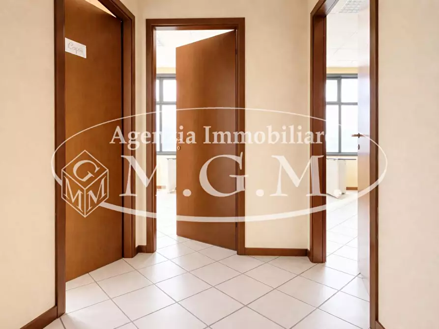 Immagine 11 di Ufficio in affitto  a Calcinaia