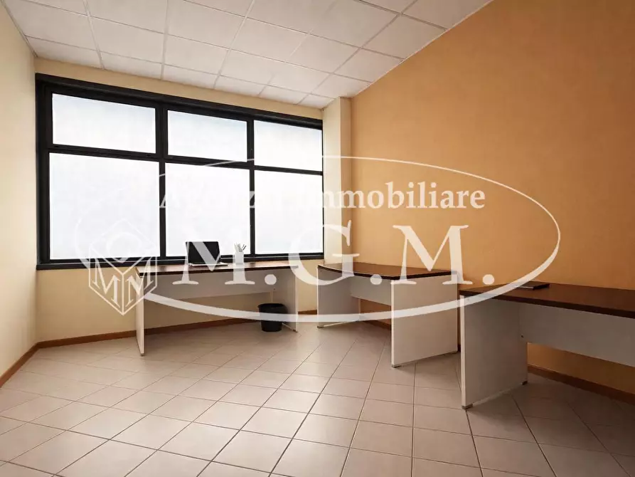 Immagine 1 di Ufficio in affitto  a Calcinaia