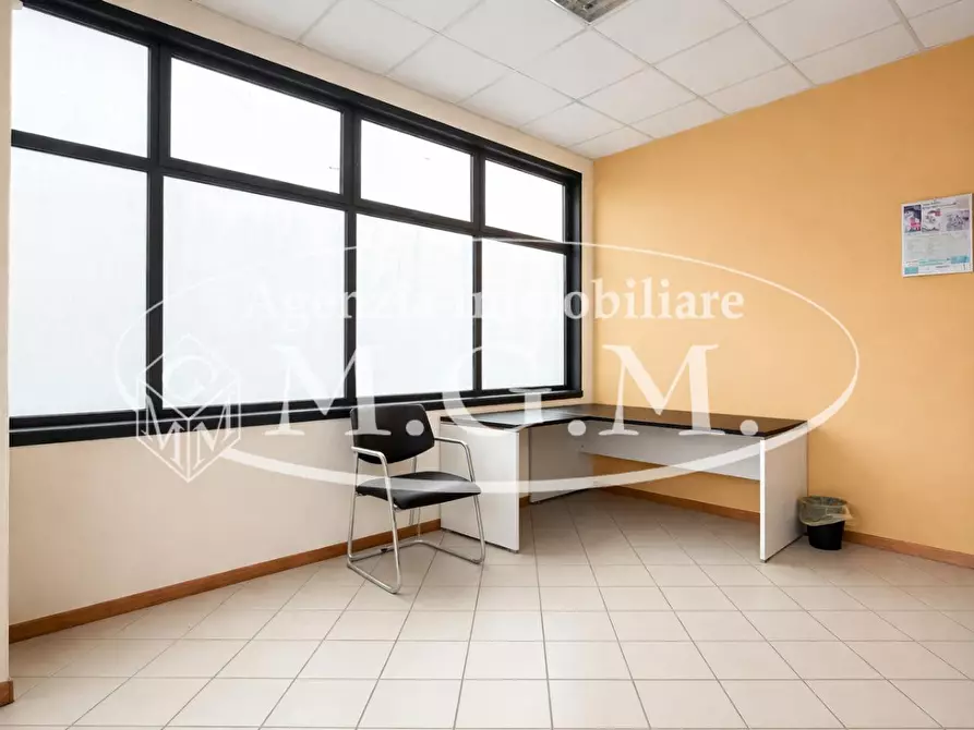 Immagine 8 di Ufficio in affitto  a Calcinaia