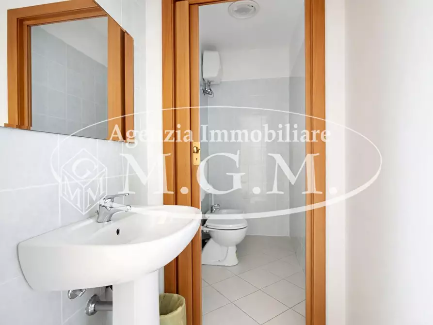 Immagine 13 di Ufficio in affitto  a Calcinaia