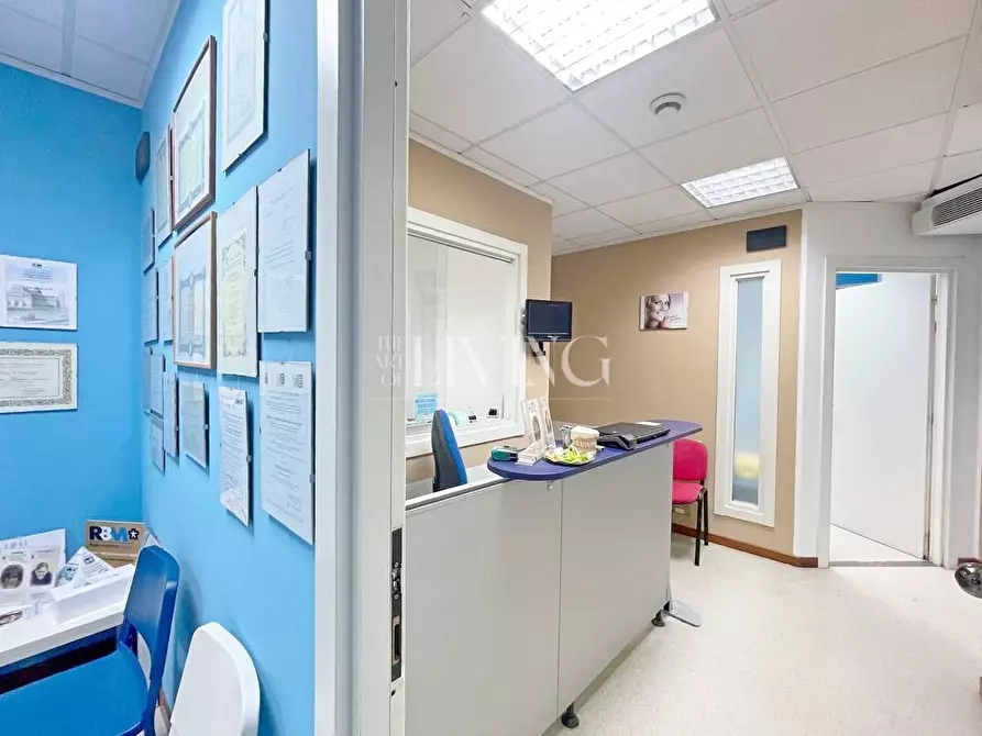 Immagine 20 di Ufficio in vendita  a Capannori