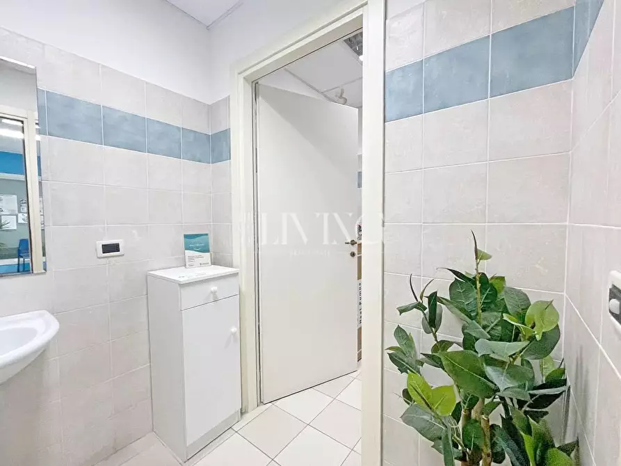 Immagine 12 di Ufficio in vendita  a Capannori