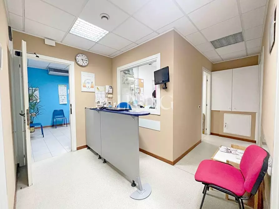 Immagine 19 di Ufficio in vendita  a Capannori