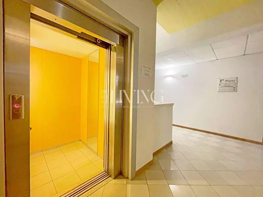 Immagine 13 di Ufficio in vendita  a Capannori