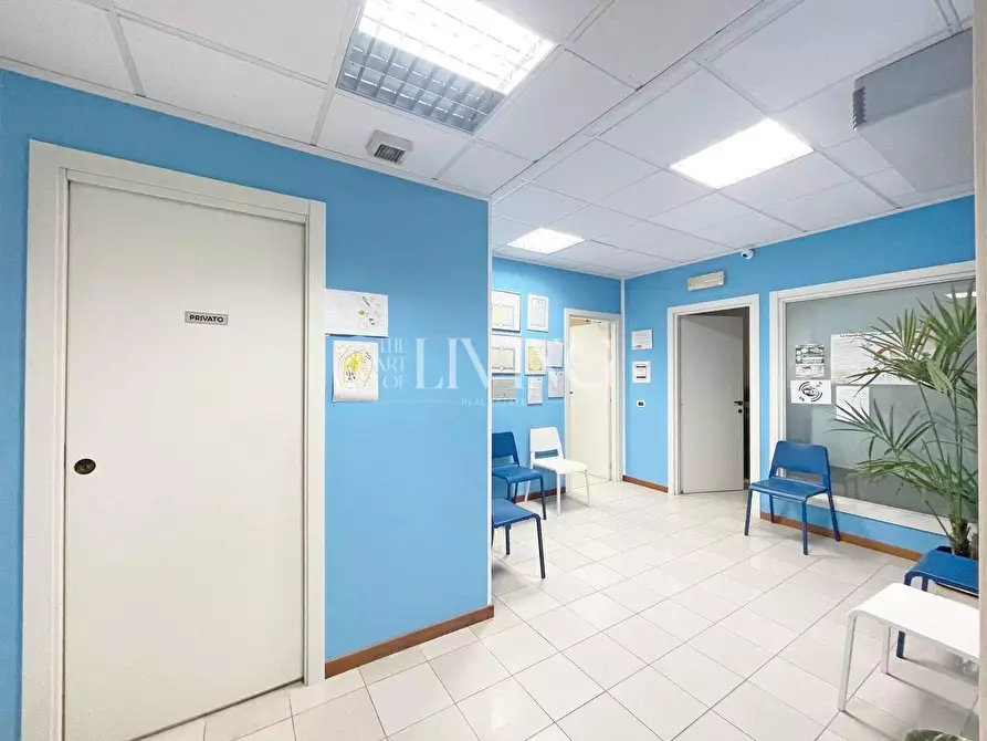 Immagine 11 di Ufficio in vendita  a Capannori