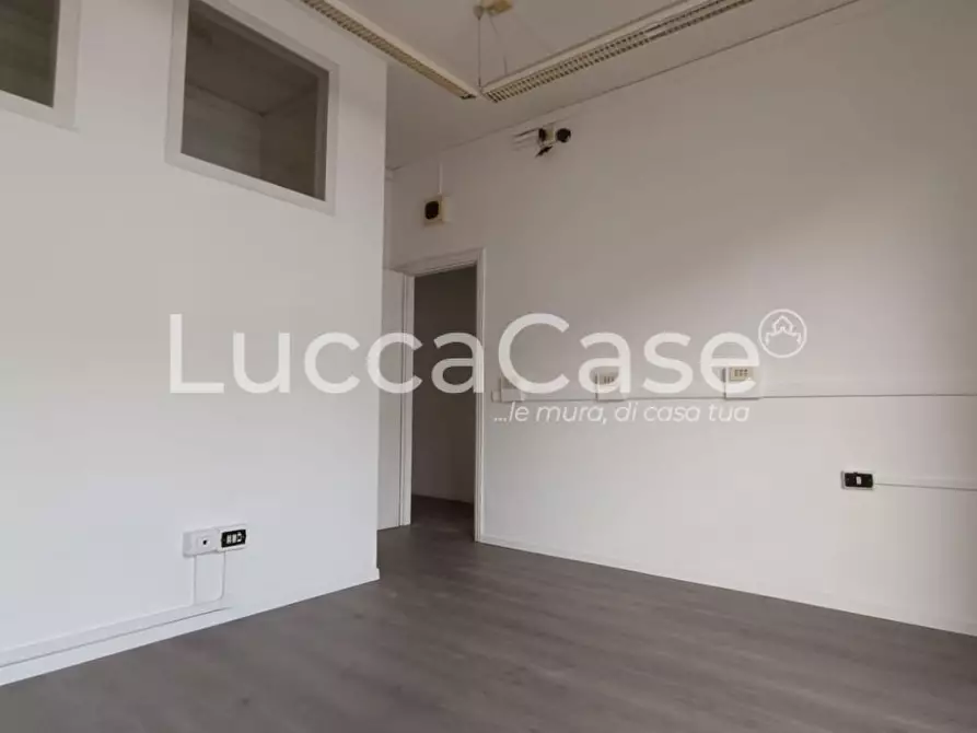 Immagine 15 di Ufficio in affitto  a Porcari