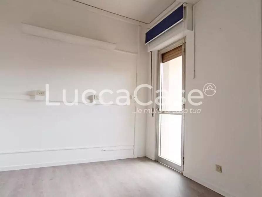 Immagine 10 di Ufficio in affitto  a Porcari