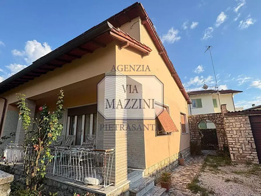 Immagine 2 di Villa in vendita  a Pietrasanta