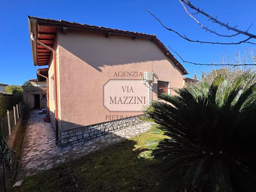 Immagine 16 di Villa in vendita  a Pietrasanta