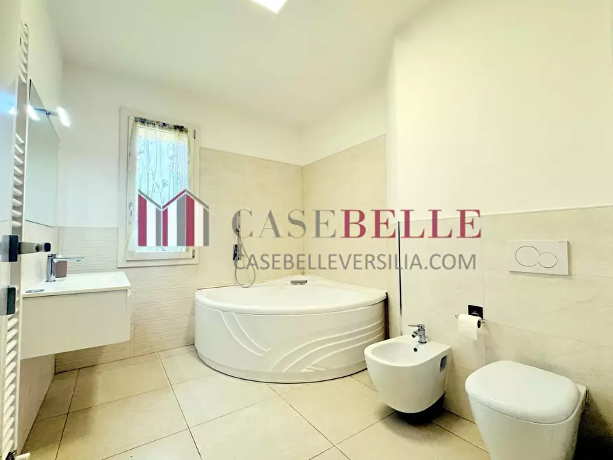 Immagine 45 di Villa in vendita  a Camaiore