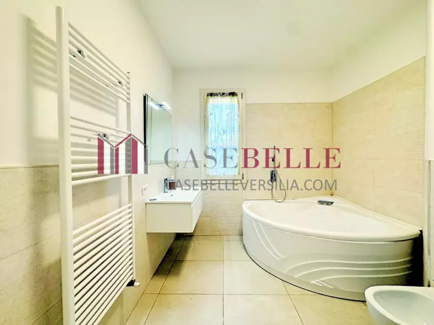 Immagine 46 di Villa in vendita  a Camaiore