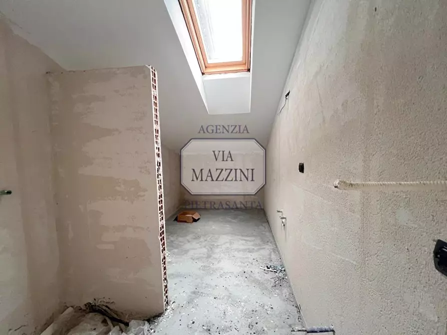 Immagine 15 di Villa in vendita  a Seravezza