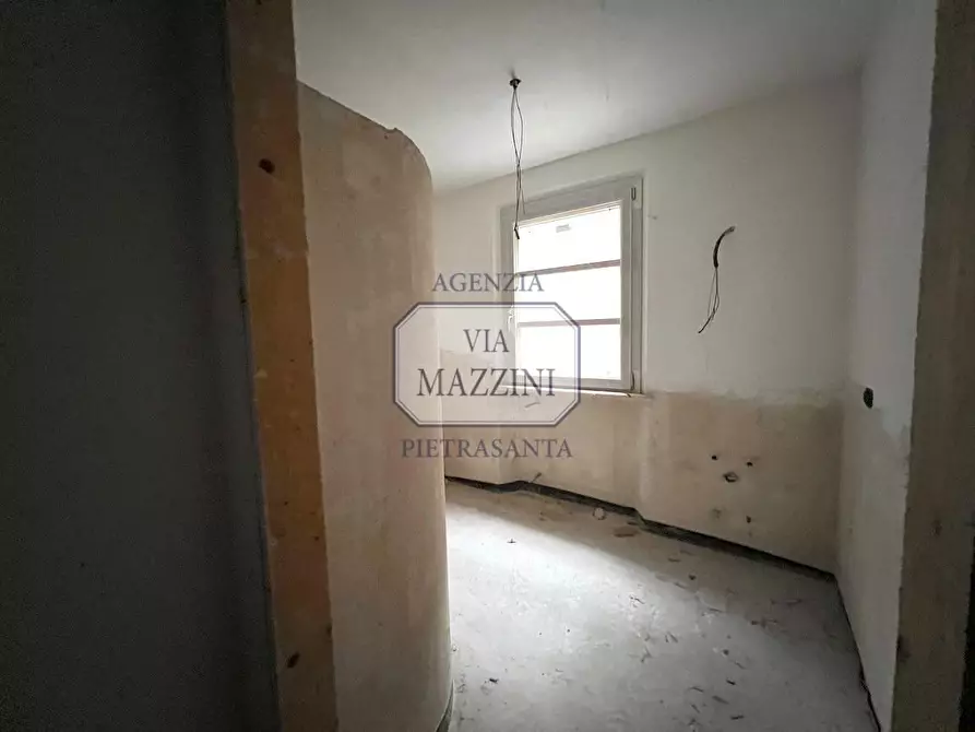 Immagine 21 di Villa in vendita  a Seravezza