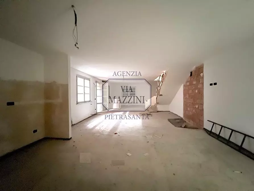 Immagine 17 di Villa in vendita  a Seravezza