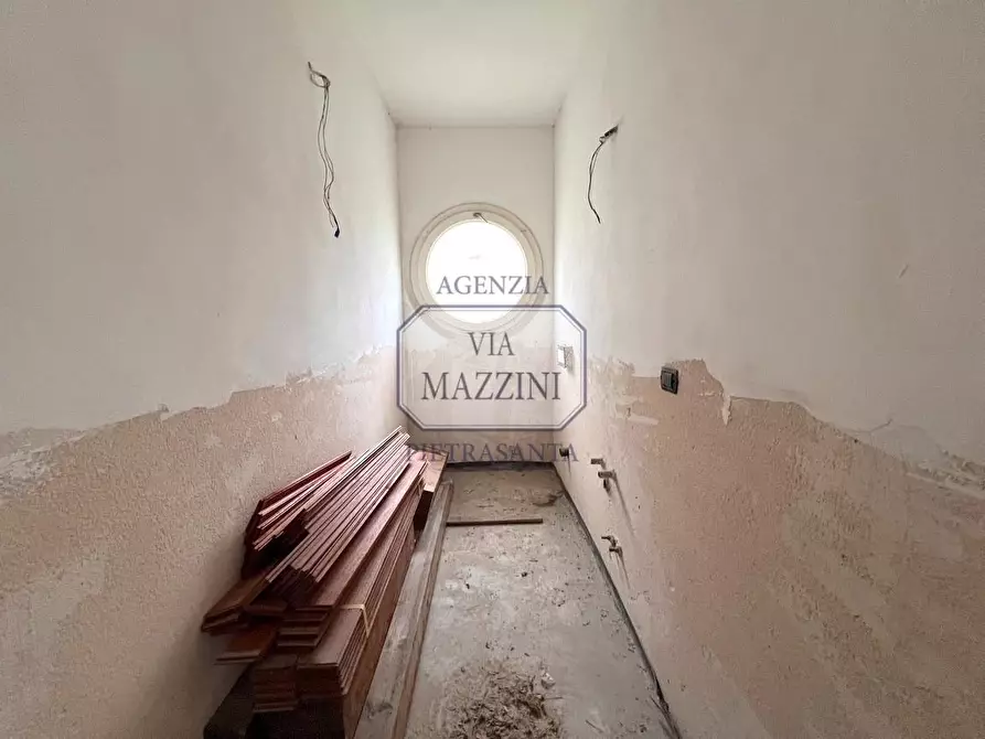 Immagine 5 di Villa in vendita  a Seravezza