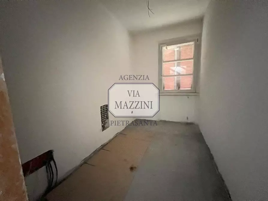 Immagine 11 di Villa in vendita  a Seravezza