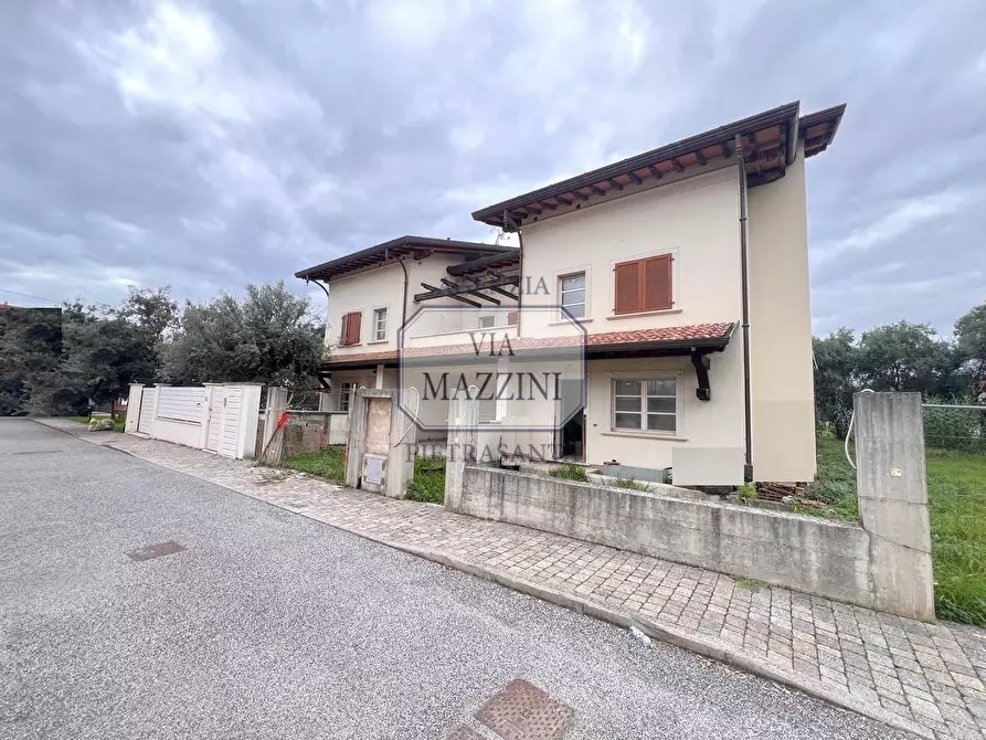 Immagine 1 di Villa in vendita  a Seravezza