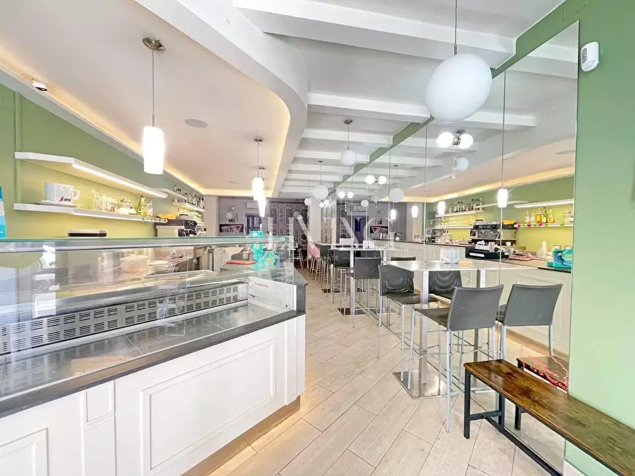 Immagine 1 di Negozio in vendita  a Lucca