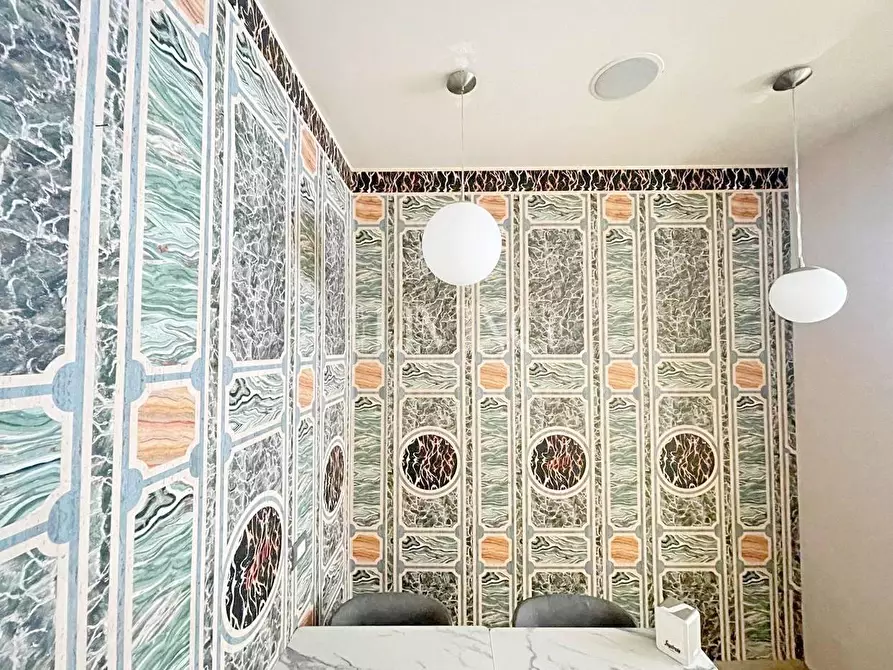 Immagine 13 di Negozio in vendita  a Lucca