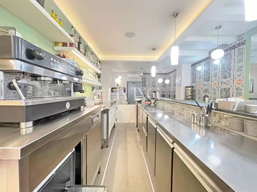 Immagine 7 di Negozio in vendita  a Lucca