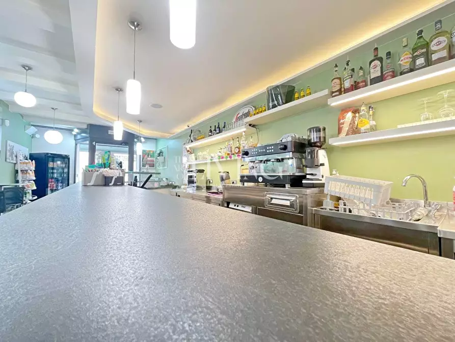 Immagine 8 di Negozio in vendita  a Lucca