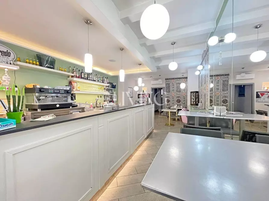 Immagine 3 di Negozio in vendita  a Lucca