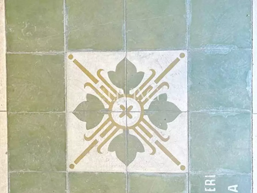 Immagine 16 di Negozio in vendita  a Lucca