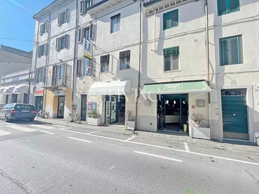 Immagine 9 di Negozio in vendita  a Lucca