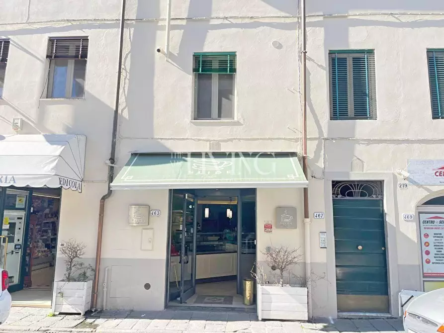 Immagine 14 di Negozio in vendita  a Lucca