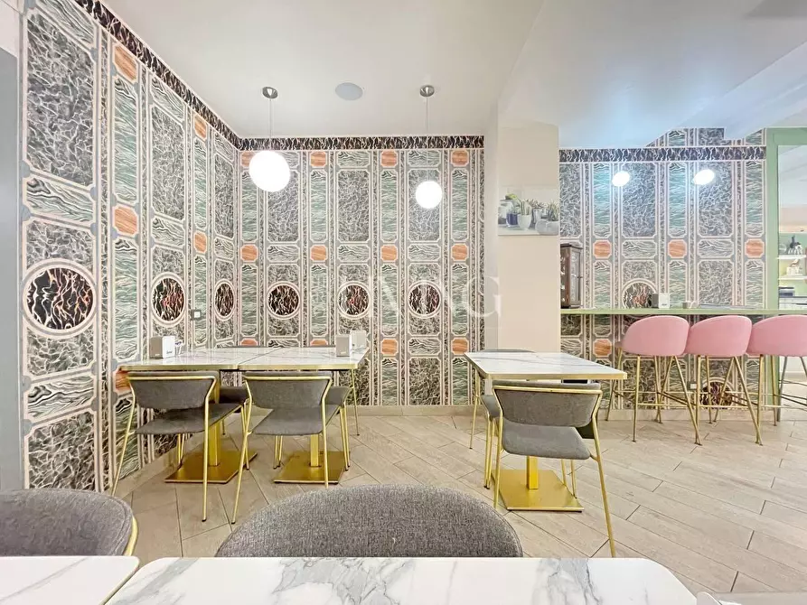 Immagine 2 di Negozio in vendita  a Lucca