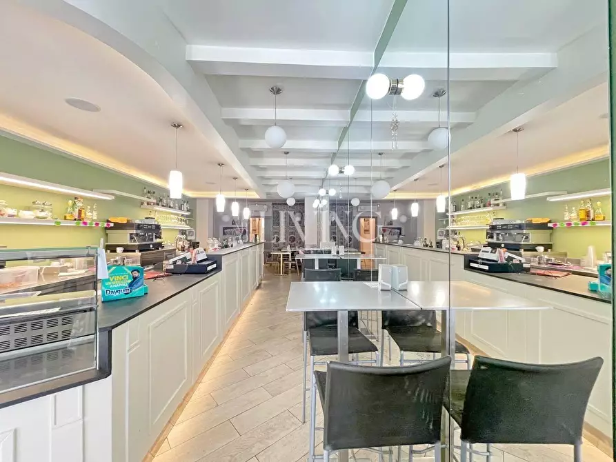 Immagine 10 di Negozio in vendita  a Lucca