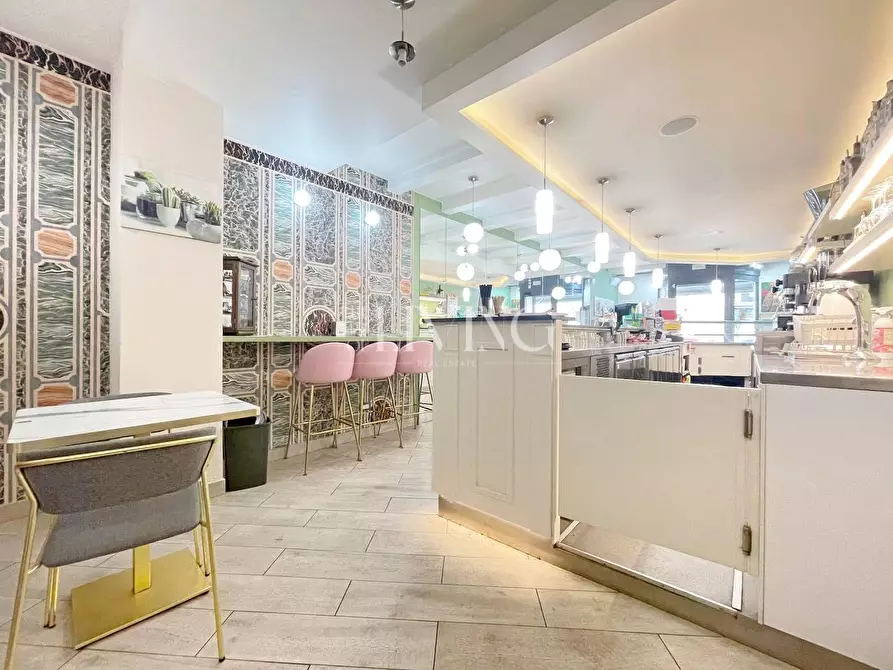 Immagine 6 di Negozio in vendita  a Lucca