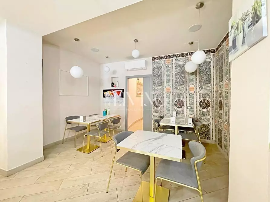 Immagine 11 di Negozio in vendita  a Lucca