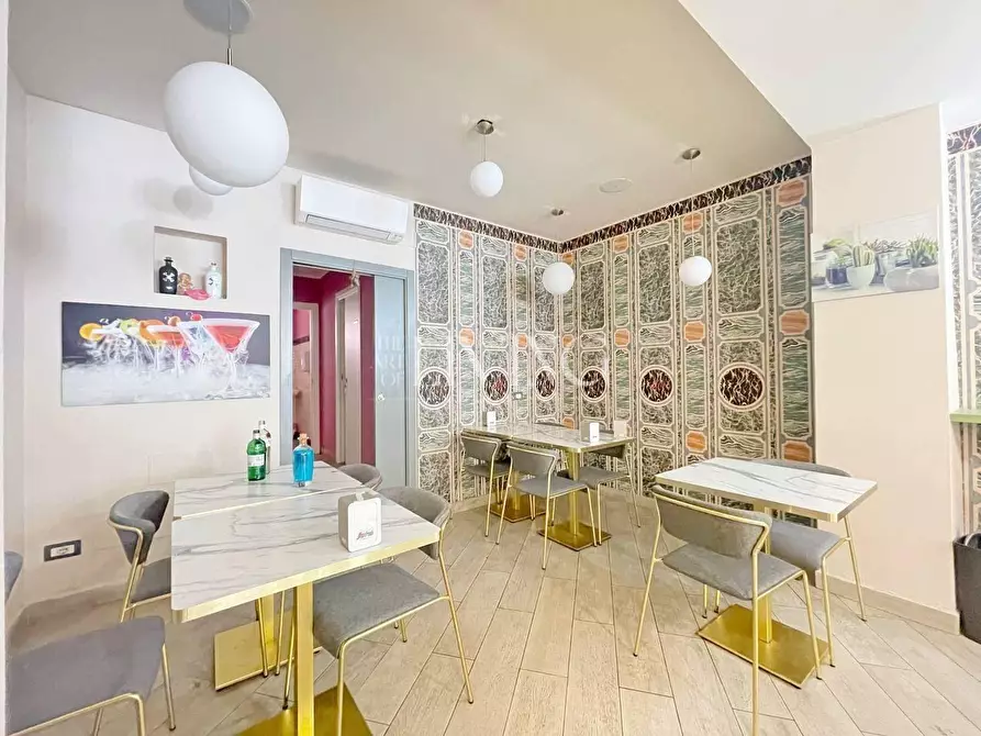 Immagine 12 di Negozio in vendita  a Lucca