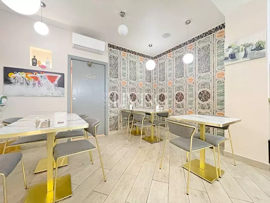 Immagine 4 di Negozio in vendita  a Lucca